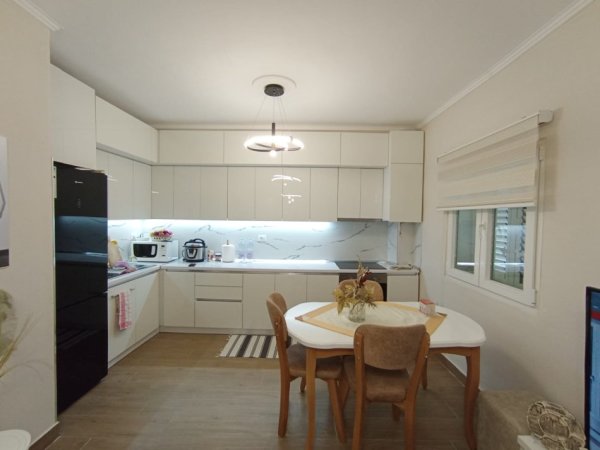 Tirane, jepet me qera apartament 1+1+Aneks+Ballkon Kati 4, 74 m² 500 € (selite)