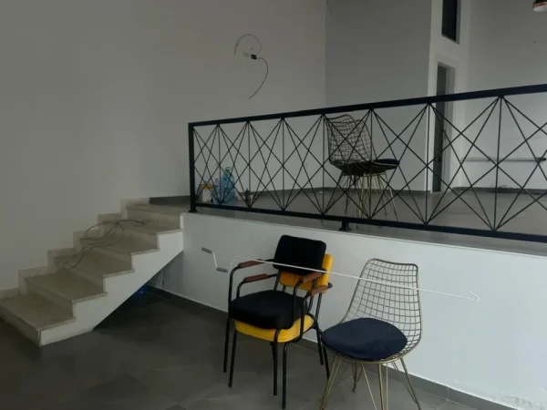 Tirane, jepet me qera ambjent biznesi Kati 0, 50 m² 300 € (kodra e diellit)