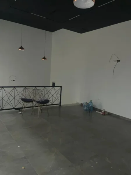 Tirane, jepet me qera ambjent biznesi Kati 0, 50 m² 300 € (kodra e diellit)