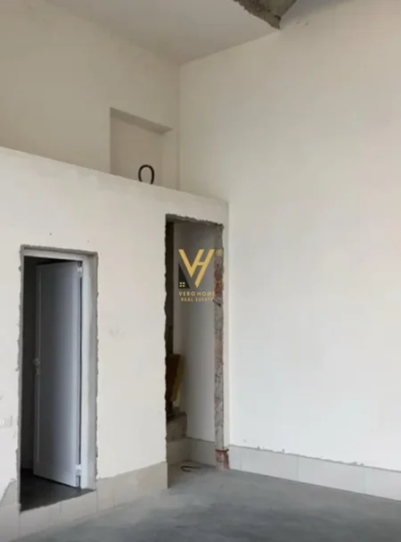 Tirane, jepet me qera dyqan Kati 0, 170 m² 1.000 € (LINZE)