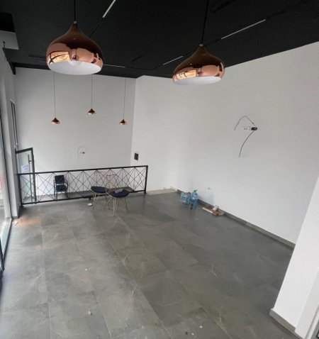 Tirane, jepet me qera dyqan , 50 m² 300 € (Selite,Rezidenca Euro 3D)