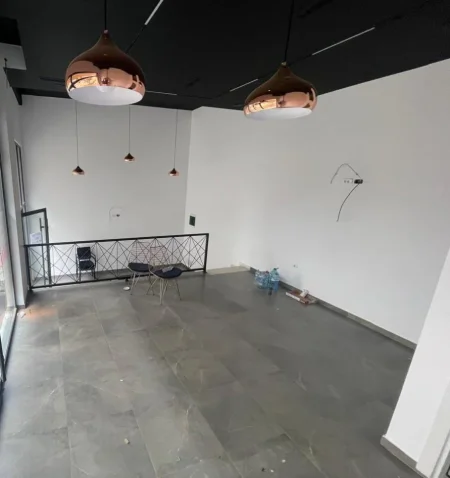 Tirane, jepet me qera dyqan , 50 m² 300 € (Selite,Rezidenca Euro 3D)