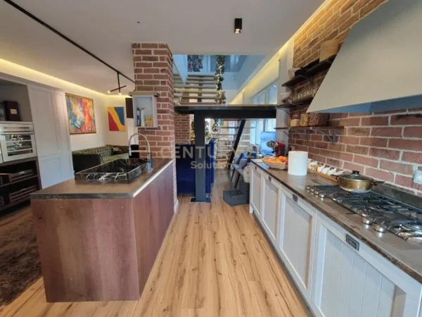 Tirane, shes apartament 2+1+2+POST PARKIMI , 218 m² 440.000 € (Kopshti Botanik Zoologjik)