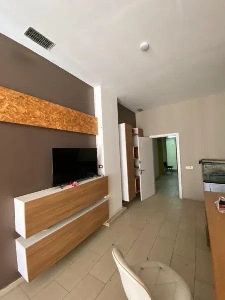 Tirane, jepet me qera zyre , 62 m² 600 € (Rruga e Kavajes)