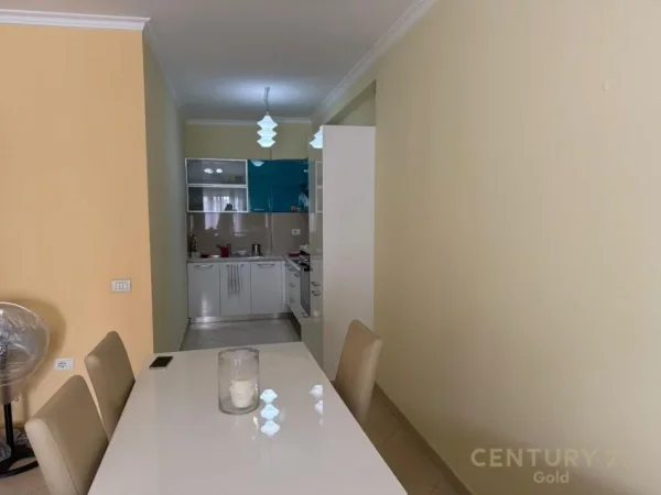 Tirane, jap me qera apartament 1+1 , 84 m² 600 € (Komuna e Parisit)