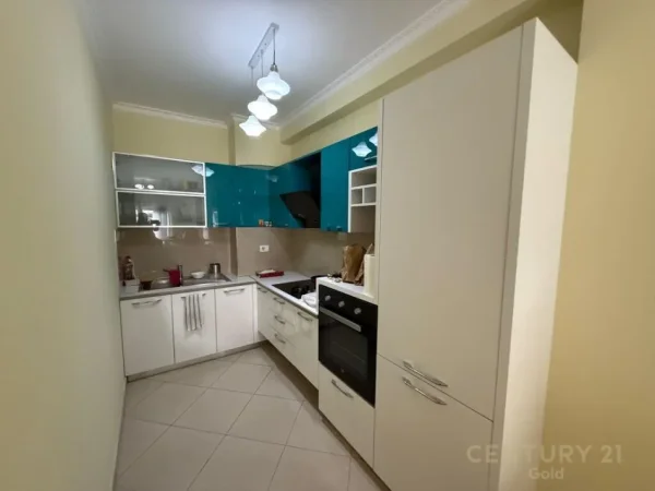 Tirane, jap me qera apartament 1+1 , 84 m² 600 € (Komuna e Parisit)