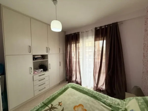 Tirane, jap me qera apartament 1+1 , 84 m² 600 € (Komuna e Parisit)