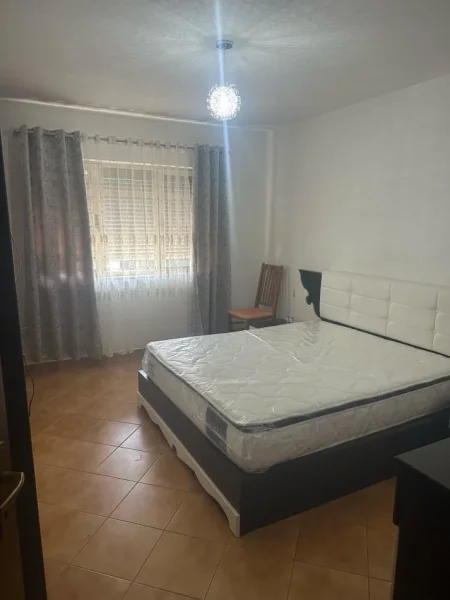 Tirane, jepet me qera apartament Kati 4, 92 m² 450 € (Kompleksi Malezjan,Kthesa e Kamzes)