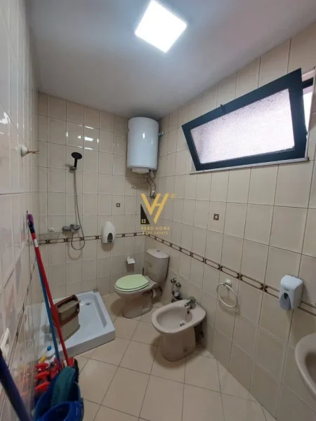 Tirane, jepet me qera zyre Kati 0, 115 m² 1.000 € (RRUGA BARDHYL)
