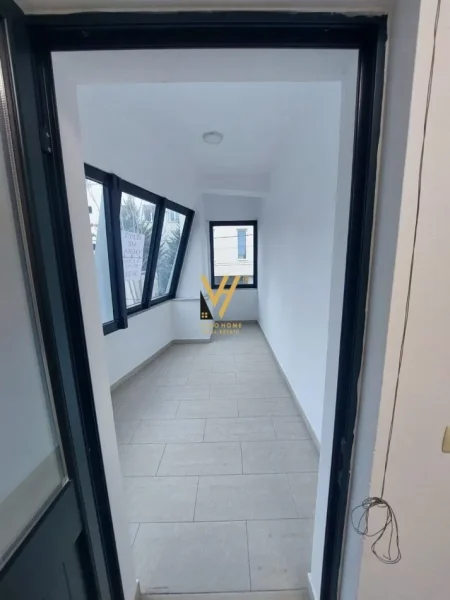 Tirane, jepet me qera zyre Kati 0, 115 m² 1.000 € (RRUGA BARDHYL)