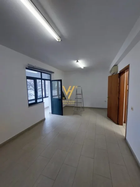 Tirane, jepet me qera zyre Kati 0, 115 m² 1.000 € (RRUGA BARDHYL)
