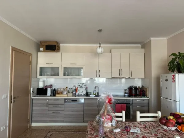 Tirane, jap me qera apartament 2+1+Ballkon Kati 2, 100 m² (Liqeni i Thate, Rruga Hamdi Sina)