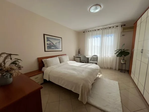 Tirane, jepet me qera apartament 2+1+Ballkon Kati 11, 120 m² 1.200 € (BLLOK)