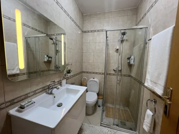 Tirane, jepet me qera apartament 2+1+Ballkon Kati 11, 120 m² 1.200 € (BLLOK)