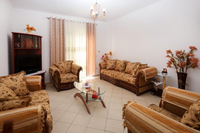 Berat, jepet me qera apartament 1+1 Kati 2, 60 m² 250 € (JEPET ME QERA SUPER APARTAMENTI 1+1 NE BERAT TE PROKURORIA.)
