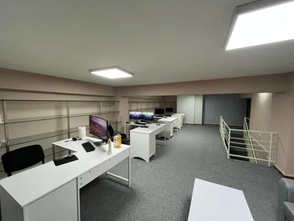 Tirane, jepet me qera ambjent biznesi Kati 1, 205 m² 1.000 € (Rruga e Elbasanit)