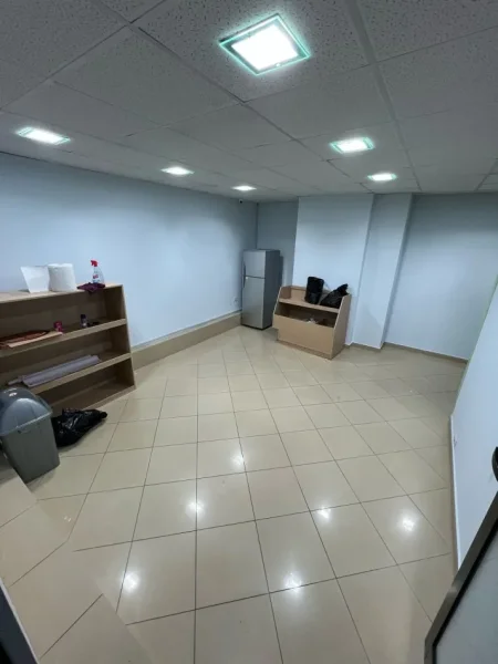 Tirane, jepet me qera ambjent biznesi Kati 1, 205 m² 1.000 € (Rruga e Elbasanit)