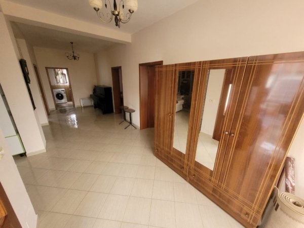 Tirane, jepet me qera 3+1 Kati 2, 110 m² 500 € (JEPET ME QERA SUPER APARTAMENTI 3+1 TEK VILAT GJERMANE.)