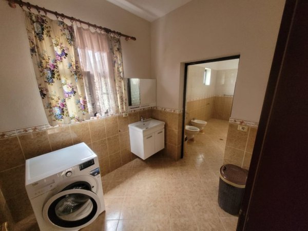 Tirane, jepet me qera 3+1 Kati 2, 110 m² 500 € (JEPET ME QERA SUPER APARTAMENTI 3+1 TEK VILAT GJERMANE.)