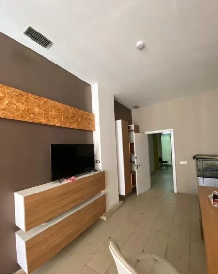 Tirane, jepet me qera ambjent biznesi Kati 1, 60 m² 600 € (Rruga e Kavajës)
