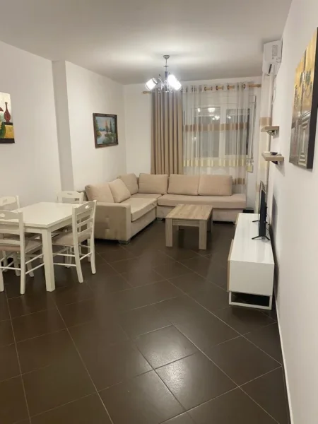 Tirane, jap me qera apartament 1+1+Ballkon Kati 1, 60 m² (Oxhaku)