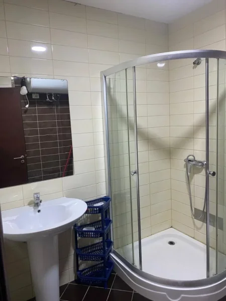 Tirane, jap me qera apartament 1+1+Ballkon Kati 1, 60 m² (Oxhaku)
