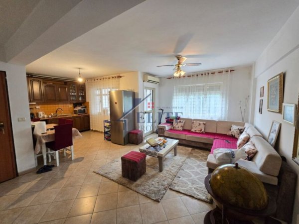 Tirane, jepet me qera apartament 2+1+Ballkon Kati 3, 90 m² 400 € (Kthesa e Kamzes)