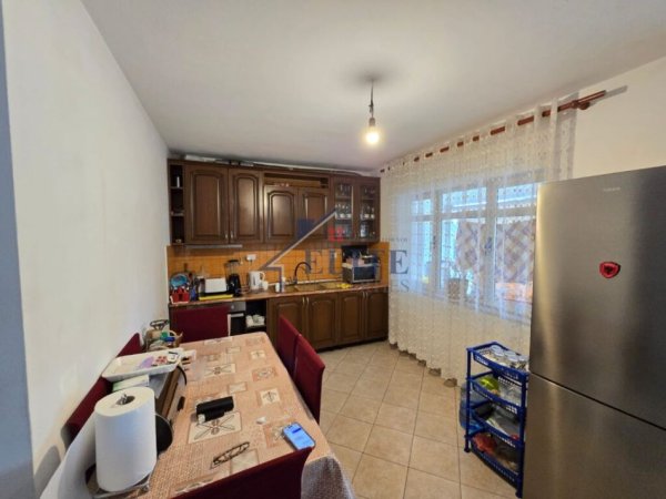 Tirane, jepet me qera apartament 2+1+Ballkon Kati 3, 90 m² 400 € (Kthesa e Kamzes)