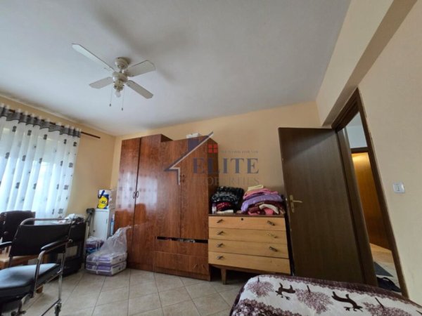 Tirane, jepet me qera apartament 2+1+Ballkon Kati 3, 90 m² 400 € (Kthesa e Kamzes)
