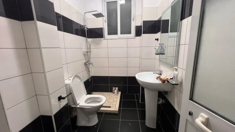 Tirane, jepet me qera 1+1 Kati 0, 65 m² 500 € (JEPET ME QERA SUPER APARTAMENTI 1+1+POST PARKING NE 5 MAJI.)