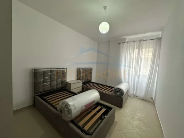 Tirane, jepet me qera apartament 2+1 Kati 2, 108 m² 500 € (UNAZA RE)