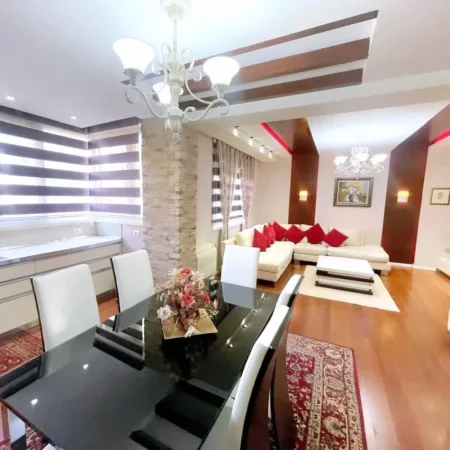 Tirane, shitet apartament 1+1 , 110 m² (𝗕𝗿𝗿𝘆𝗹𝗶, 𝗽𝗲𝗿𝗯𝗮𝗹𝗹𝗲 𝗠𝗮𝘁𝗲𝗿𝗻𝗶𝘁𝗲𝘁𝗶𝘁 𝘁𝗲 𝗥𝗶)