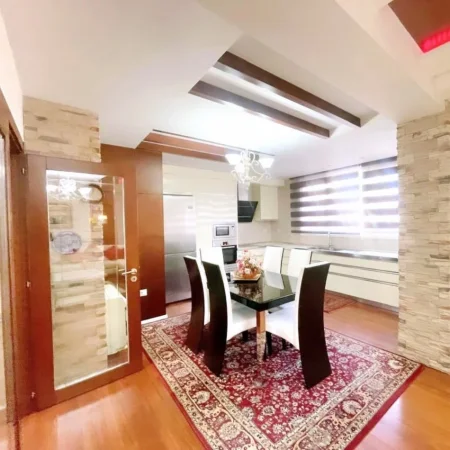 Tirane, shitet apartament 1+1 , 110 m² (𝗕𝗿𝗿𝘆𝗹𝗶, 𝗽𝗲𝗿𝗯𝗮𝗹𝗹𝗲 𝗠𝗮𝘁𝗲𝗿𝗻𝗶𝘁𝗲𝘁𝗶𝘁 𝘁𝗲 𝗥𝗶)