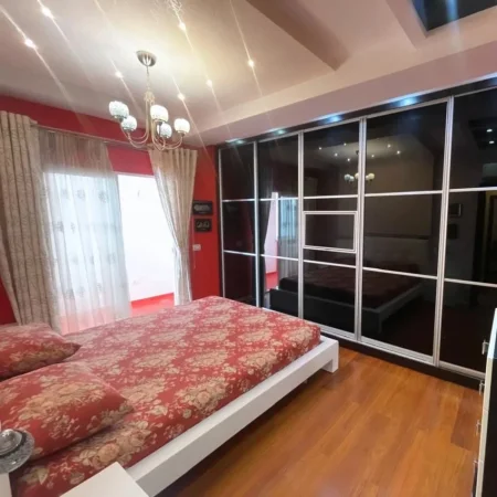 Tirane, shitet apartament 1+1 , 110 m² (𝗕𝗿𝗿𝘆𝗹𝗶, 𝗽𝗲𝗿𝗯𝗮𝗹𝗹𝗲 𝗠𝗮𝘁𝗲𝗿𝗻𝗶𝘁𝗲𝘁𝗶𝘁 𝘁𝗲 𝗥𝗶)