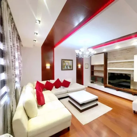 Tirane, shitet apartament 1+1 , 110 m² (𝗕𝗿𝗿𝘆𝗹𝗶, 𝗽𝗲𝗿𝗯𝗮𝗹𝗹𝗲 𝗠𝗮𝘁𝗲𝗿𝗻𝗶𝘁𝗲𝘁𝗶𝘁 𝘁𝗲 𝗥𝗶)