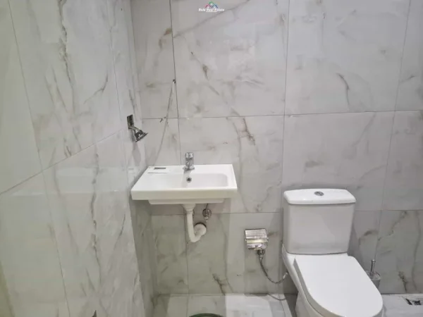 Tirane, jepet me qera dyqan Kati 0, 55 m² 600 € (myslym shyri)