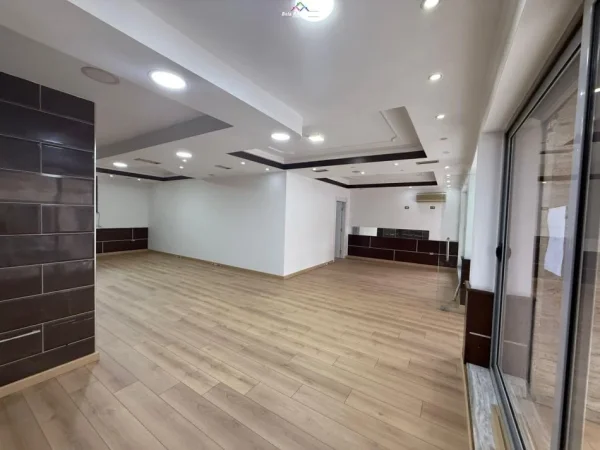 Tirane, jepet me qera dyqan Kati 0, 110 m² 1.500 € (vasil shanto)