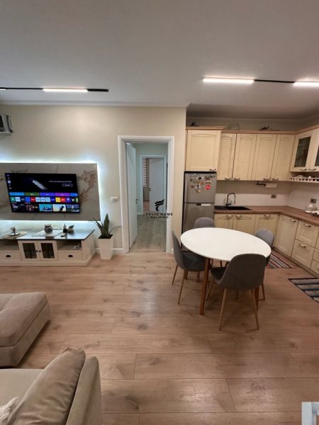 Tirane, jepet me qera apartament 1+1+Ballkon Kati 5, 100 m² 600 € (YZBERISHT)