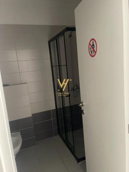 Tirane, jepet me qera apartament duplex 3+1+Aneks+Ballkon Kati 2, 160 m² 1.200 € (REZIDENCA KODRA E DIELLIT 2)