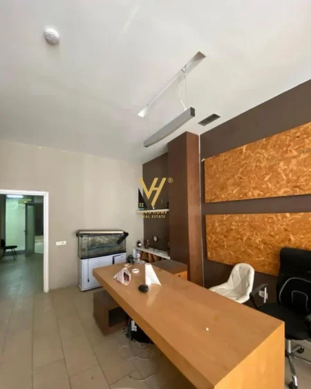 Tirane, jepet me qera zyre Kati 1, 60 m² 600 € (RRUGA E KAVAJES)