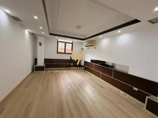 Tirane, jepet me qera dyqan Kati 0, 110 m² 1.500 € (VASIL SHANTO)