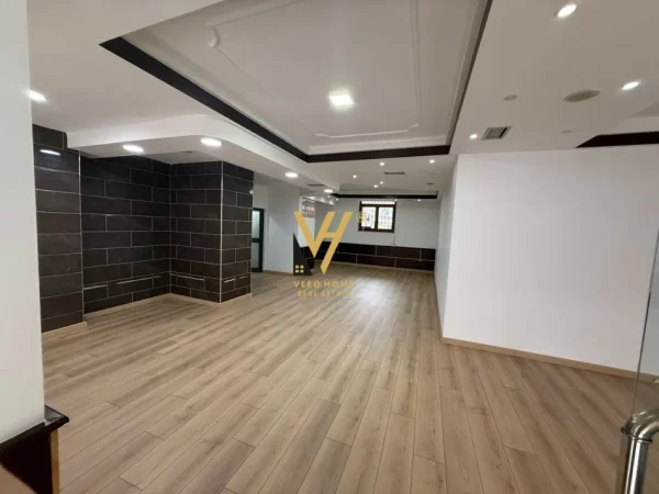 Tirane, jepet me qera dyqan Kati 0, 110 m² 1.500 € (VASIL SHANTO)