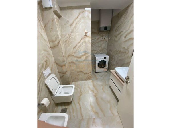 Tirane, jepet me qera apartament 2+1+Ballkon Kati 4, 104 m² 1.200 € (Liqeni i Thate)