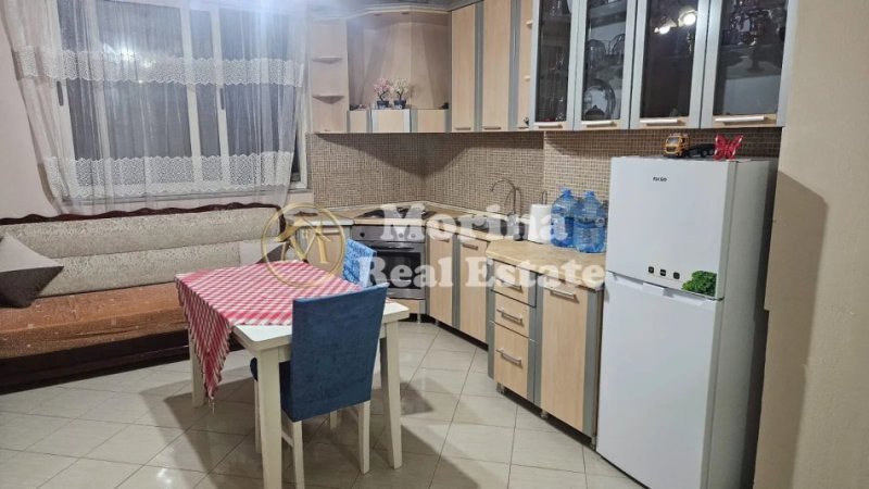 Tirane, jepet me qera apartament 2+1 Kati 1, 85 m² 400 € (Kombinat)