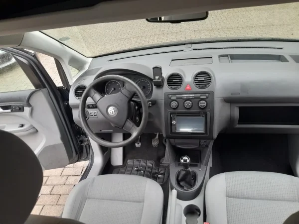 Tirane, shitet makine Vw caddy Nafte, gri e erret manuale Klima 250 km 5.500 €