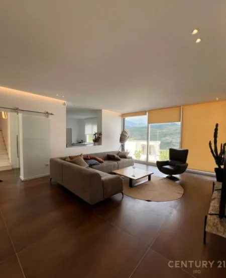 Tirane, jepet me qera Vile 4+1+Aneks+Ballkon Kati 3, 574 m² 2.000 € (Berzhite)