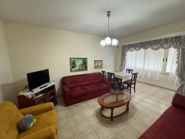 Tirane, jap me qera apartament 1+1+Ballkon , 76 m² 600 € (Komuna e Parisit)