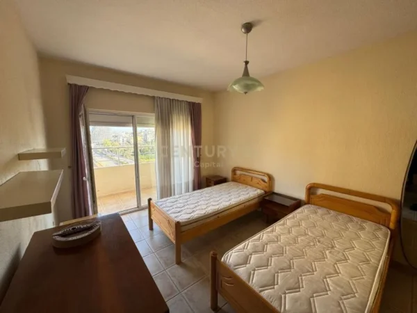 Tirane, jap me qera apartament 1+1+Ballkon , 76 m² 600 € (Komuna e Parisit)