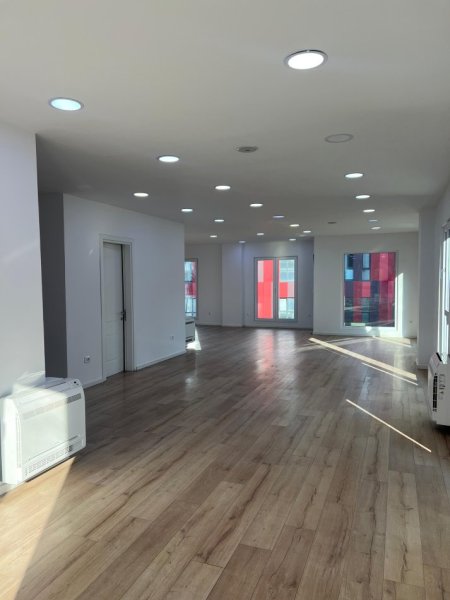Tirane, jepet me qera ambjent biznesi Kati 3, 170 m² 2.300 € (Rr. e Elbasanit)