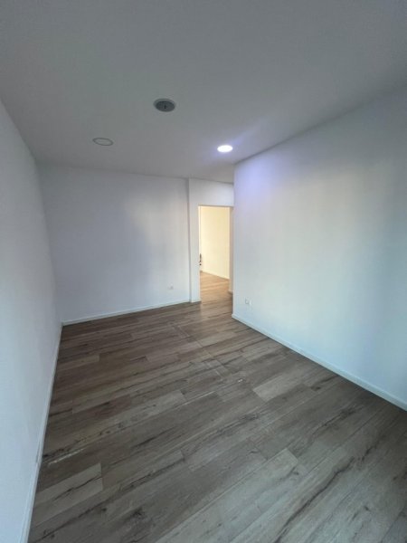 Tirane, jepet me qera ambjent biznesi Kati 3, 170 m² 2.300 € (Rr. e Elbasanit)